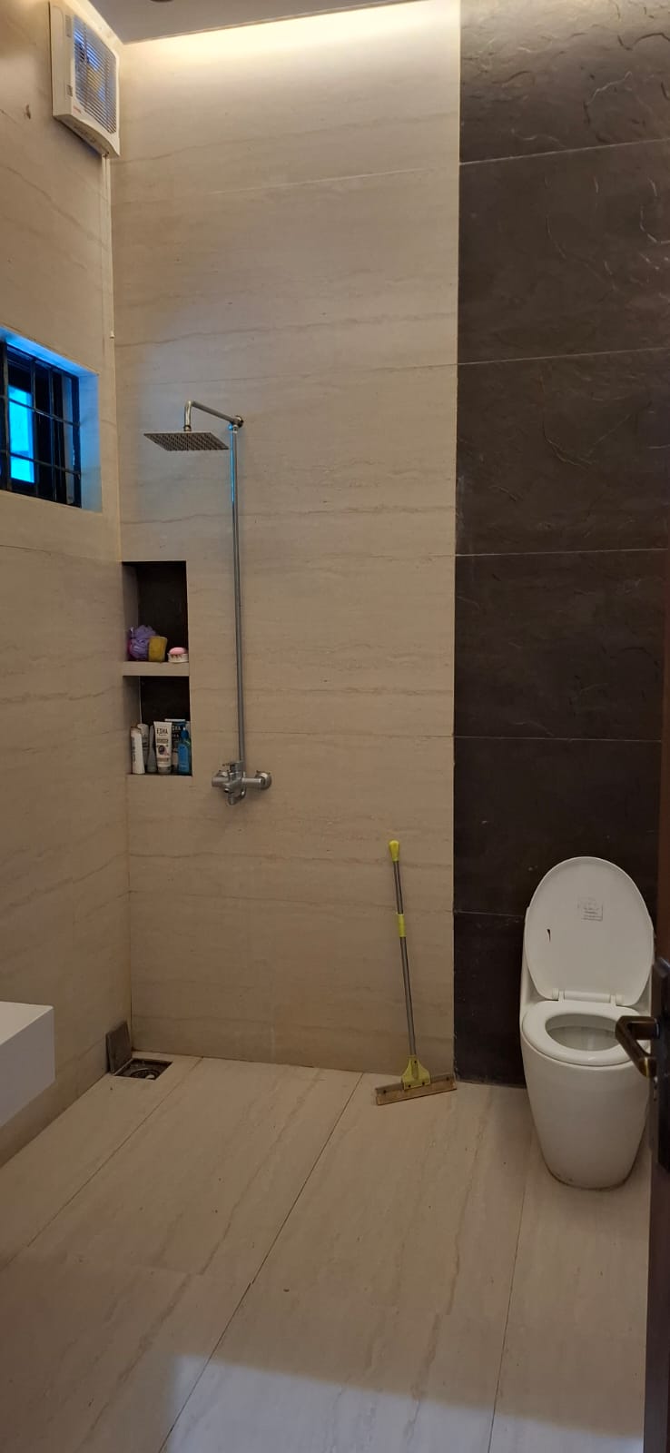 1 Kanal Slightly Used House Available for sale in Bankers Avenue Cooperative Housing