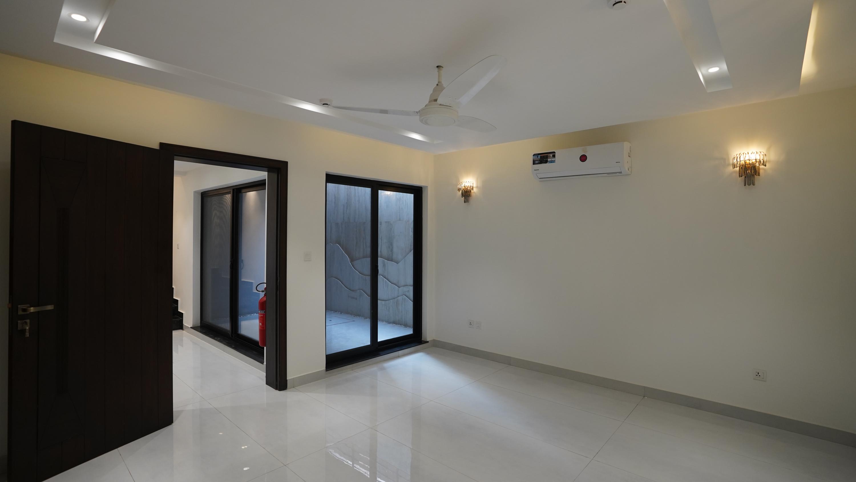 10 MARLA ELEGANT AND FULLY MAINTAINED SUPER HOT LOCATED BUNGALOW IS AVAILABLE IN THE BEST BLOCK OF DHA PHASE 1 LAHORE.