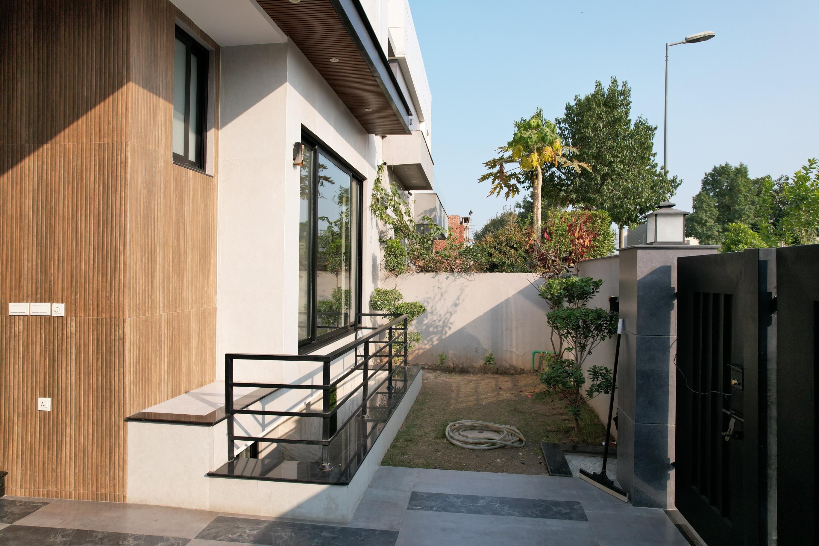 10 MARLA ELEGANT AND FULLY MAINTAINED SUPER HOT LOCATED BUNGALOW IS AVAILABLE IN THE BEST BLOCK OF DHA PHASE 1 LAHORE.