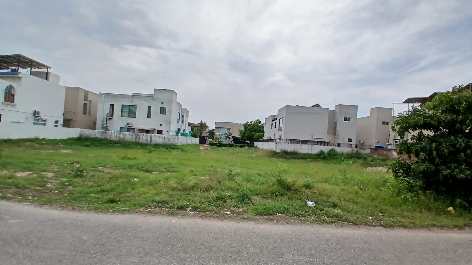 1 kanal  100FT Road  Plot Is Available For Sale In Dha phase 8   Plot # Z3 04